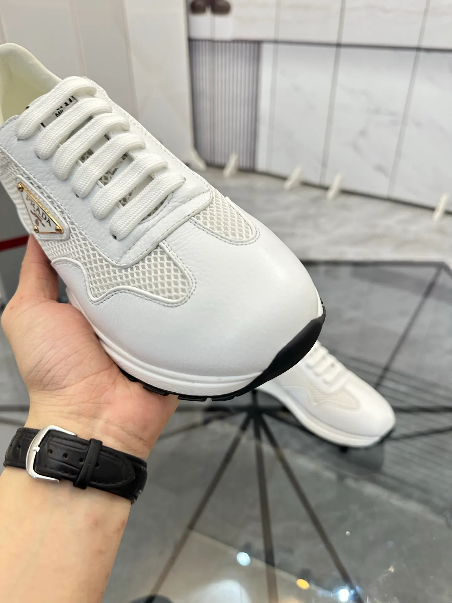 Men's shoes: 💰P600¥ High-end top quality Product trademark: Prada *"Prada*" low-top casual shoes Regular size: 38-45 (can be customized to 46) Product materials: imported first-layer cowhide stitching original material on the upper, water-dyed cowhide lining, cowhide foot pads, original outsole. No.: 001